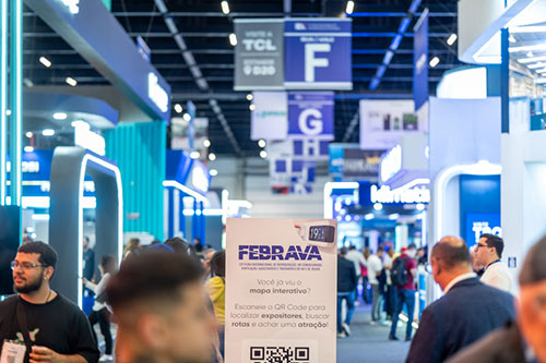 Febrava RIO amplia portfólio com conteúdo voltado aos mercados consumidores de AVAC-R Febrava CONVERGE estreia no evento, entre 6 e 8 de outubro, com debates sobre construção, óleo e gás, hospitalidade e refrigeração Os principais desafios, tendências e aplicações de Aquecimento, Ventilação, Ar-Condicionado e Refrigeração (AVAC-R) estarão no centro da programação de conteúdo gratuita da primeira edição do Febrava CONVERGE, que será lançado durante a Febrava RIO, de 6 a 8 de outubro, no Pavilhão 4 do Riocentro, no Rio de Janeiro. Aberto aos profissionais credenciados na feira, o evento reunirá especialistas, lideranças e entidades para discutir as transformações, demandas e oportunidades relacionadas ao AVAC-R em quatro importantes mercados consumidores: construção, óleo e gás, hospitalidade e refrigeração. O Febrava CONVERGE foi criado com o objetivo de aproximar a indústria fornecedora dos profissionais e indústrias que utilizam soluções de AVAC-R em suas operações. A proposta é ampliar a troca de conhecimento e promover discussões conectadas aos desafios reais de diferentes setores da economia. Entre os temas abordados estarão eficiência energética, desempenho operacional, conforto, sustentabilidade e avanços tecnológicos. “O AVAC-R está cada vez mais presente nas decisões estratégicas de diferentes segmentos. Estamos falando de soluções que impactam não apenas o conforto térmico, mas também eficiência, desempenho, sustentabilidade e continuidade das operações. O Febrava CONVERGE foi pensado para aproximar essas discussões dos profissionais que enfrentam esses desafios no dia a dia e criar conexões mais relevantes entre quem demanda e quem desenvolve essas soluções”, afirma Tatiana Rassini, gestora da Febrava RIO. As edificações no Brasil são responsáveis por 52% do consumo de energia elétrica no país. Os dados publicados no Balanço Energético Nacional 2026 (ano base 2025) pela Empresa de Pesquisa Energética (EPE) mostram que 28,2% desse consumo corresponde às edificações residenciais, 16,8% às comerciais e 7,1% às edificações relacionadas ao setor público. Entre os principais usos finais estão o condicionamento de ar, a iluminação e os equipamentos, o que reforça a importância de soluções capazes de elevar a eficiência e o desempenho das edificações. Conhecimento e atualização profissional As sessões do Febrava CONVERGE terão capacidade para cerca de 100 participantes, com acesso sujeito à disponibilidade de lugares. Já a programação está sendo construída em conjunto com ABRAVA, ABEMEC, ABRACO, ABRAMAN, ABRASEL RJ, CREA-RJ, FIRJAN, GBC Brasil, HotéisRIO, IBRACONT e SINDRATAR RJ. A participação das entidades reúne diferentes especialidades e perspectivas e contribui para conectar os conteúdos às demandas e desafios específicos de cada mercado. “A proposta é que o profissional encontre temas diretamente relacionados aos desafios do mercado em que atua e possa ampliar seu repertório a partir do contato com especialistas, entidades e outros participantes. Queremos criar um espaço de troca de conhecimento, gerar conexões e mostrar como diferentes tecnologias e soluções podem contribuir para eficiência, desempenho e novas oportunidades para os negócios”, completa Tatiana. A Febrava RIO será realizada de 6 a 8 de outubro, no Riocentro, no Rio de Janeiro, reunindo empresas, profissionais, especialistas e representantes de diferentes setores da cadeia de aquecimento, ventilação, ar-condicionado e refrigeração. O credenciamento é gratuito e está aberto no site da Febrava RIO pelo Link. Programe-se Febrava Rio Data: de 6 a 8 de outubro Local: Riocentro Credenciamento: Link