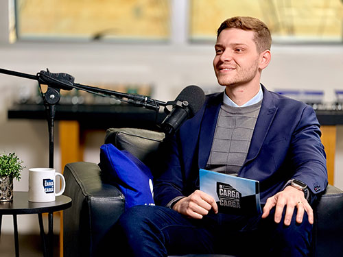 João Librelato e Roberto Leoncini debatem mercado de caminhões e futuro do transporte no podcast "De Carga em Carga"
