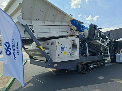 Powertrack estreia no Brasil com britadores e peneiras móveis híbridos elétrico/diesel