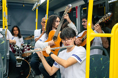  Mobilidade para todos: o ônibus Mercedes-Benz que move pessoas e possibilita caminhos Mobilidade para todos: o ônibus Mercedes-Benz que move pessoas e possibilita caminhos Mobilidade para todos: o ônibus Mercedes-Benz que move pessoas e possibilita caminhos