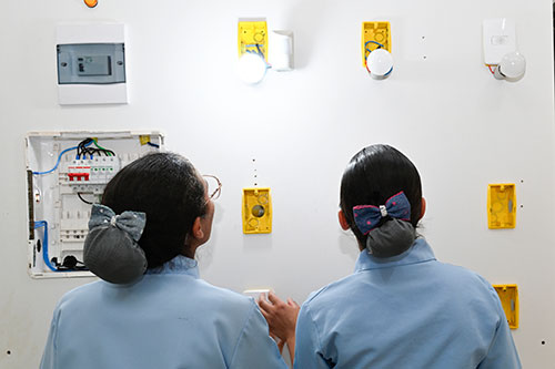 Schneider Electric e SENAI levam cursos técnicos de transição energética à escola de meninas no Distrito Federal