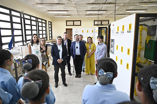  Schneider Electric e SENAI levam cursos técnicos de transição energética à escola de meninas no Distrito Federal