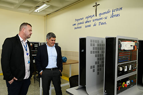 (Foto: Reprodução/Schneider Electric) Alunas da Escola Vila das Crianças conhecendo materiais dos novo laboratório
