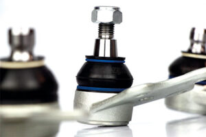 ZM destaca sinais de desgaste nos pivôs da suspensão que podem comprometer a segurança do veículo A ZM, tradicional fabricante de componentes para sistemas de suspensão e direção, 100% brasileira e com sede em Brusque, Santa Catarina, alerta que a identificação precoce dos sintomas é essencial para evitar reparos mais complexos e preservar o desempenho do veículo. Além do barulho efetivo na suspensão, outros indícios também podem indicar desgaste nos pivôs. Entre eles podemos destacar estalos ao esterçar o volante, vibração ou sensação folga na direção, instabilidade em linha reta, necessidade frequente de alinhamento de rodas ruídos ao passar por buracos e desgaste irregular dos pneus. Responsável por conectar a manga de eixo às bandejas da suspensão, o componente é fundamental para a estabilidade, a dirigibilidade e a segurança do veículo. Quando apresenta desgaste, pode comprometer o comportamento do automóvel e provocar danos em outros itens do sistema. Segundo especialistas da ZM, muitos motoristas acabam associando esses sintomas apenas aos amortecedores ou aos pneus, quando, na verdade, a origem do problema pode estar em outro componente. "Submetido continuamente a impactos e esforços durante a operação do veículo, o pivô da suspensão está sujeito ao desgaste natural. Quando surgem ruídos, folgas ou perda de estabilidade, é importante realizar uma inspeção completa do sistema para evitar que o problema evolua e comprometa outros componentes da suspensão e da direção.", explica Márcio de Souza, Supervisor de Vendas da ZM. Outro sinal que merece atenção é a sensação de instabilidade ao dirigir. Quando o pivô apresenta folga excessiva, o motorista pode perceber o veículo "puxando" para um dos lados ou exigindo correções constantes no volante, reduzindo a precisão da direção e comprometendo a segurança na dirigibilidade do veículo. A recomendação é que a inspeção dos pivôs seja incluída nas revisões periódicas, especialmente em veículos submetidos a uso severo, como veículos de transporte de cargas, de aplicativo ou que circulam frequentemente em vias com buracos e irregularidades. Para mais informações sobre produtos, dúvidas e aplicações, basta entrar em contato com a Central do Cliente pelo Whastapp no (47) 3251-2900 em horário comercial ou ainda, baixar o aplicativo do Catálogo ZM no celular pelo Google Play para sistema Android ou App Store para IOs.