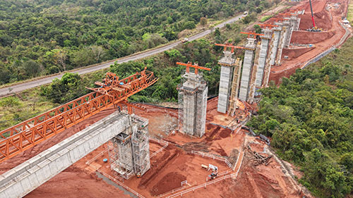 Arauco inicia instalação das vigas da ponte ferroviária sobre o córrego São Mateus, em Inocência (MS)