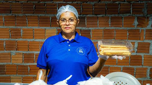 Hildete demonstra produção de bolachas. Foto: Divulgação/Instituto Busato
