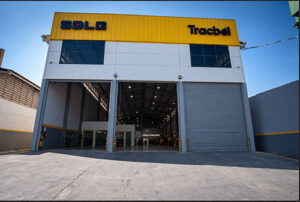 Tracbel SDLG amplia estrutura e inaugura mais duas novas casas no RJ e na Bahia A Tracbel SDLG amplia a sua estrutura de pós-venda com a inauguração este mês de duas novas casas no Brasil. As unidades ganharam reformas e melhorias e funcionarão como hubs regionais de distribuição peças para atender clientes que possuem carregadeiras, escavadeiras, motoniveladoras e compactadores de solo. A abertura dessas filiais é a continuidade dos investimentos que a nova divisão de negócios do Grupo Tracbel está fazendo para melhorar ainda mais o atendimento e o suporte às empresas que têm máquinas amarelas da SDLG em grande parte do País. São quatro novas filiais abertas este ano até agora. "Os novos centros de distribuição de peças vão incrementar nossa atuação. Nossa responsabilidade comercial e técnica cobre mais de 60% do território nacional. E teremos mais unidades ainda em 2026", declara Carlos Renato Machado, diretor executivo da Tracbel SDLG. As instalações do Rio de Janeiro estão sediadas na capital fluminense, do Galpão 1 de um complexo logístico localizado na Estrada dos Bandeirantes, nº 1700, no bairro de Taquara. Apoiando clientes O hub de peças baiano da Tracbel SDLG está situado em Eunápolis, no Sul do Estado, na rua Tupiniquins, 1395, no bairro de Pequi. A cidade tem grande importância na economia regional por sua localização e estrutura logística. Posicionada no cruzamento da BR-101 com a BR-367, Eunápolis tem grande relevância como polo de comércio e serviços, além de abrigar indústrias de celulose e de base florestal. "Estamos dando prosseguimento ao projeto de ampliar e estender estruturas que apoiam os negócios dos clientes. Queremos estar mais perto deles, aproximando o estoque de componentes originais dos mercados consumidores", diz o diretor. As filiais da Tracbel SDLG dividirão os prédios com as instalações das casas de peças locais da área de negócios da Tracbel que cuida dos equipamentos Volvo, mas contarão com estruturas físicas separadas e próprias, atendendo às diretrizes de portfólio e identidade visual de cada uma das marcas. "A rapidez na entrega e um estoque robusto que atenda às demandas dos clientes são cruciais para garantir o suporte das operações, contribuindo para reduzir o tempo de parada dos equipamentos", conta Carlos Renato. Estoque inteligente "A distribuição dos estoques considera as características e as demandas dos diferentes mercados atendidos pela rede", ressalta o executivo. Nestes locais, os clientes e gestores de frota encontrarão produtos de maior demanda; peças de manutenção preventiva e corretiva; itens de desgaste; filtros; elementos de transmissão; além de componentes hidráulicos, elétricos e para motor. O inventário é estrategicamente distribuído considerando as características e as demandas dos diferentes mercados atendidos pela rede. Mais casas A meta da Tracbel SDLG é alcançar 10 novas casas em 15 estados no período de 12 meses. "Estamos preparados para assegurar uma manutenção de alta qualidade, com componentes originais, profissionais capacitados pela fábrica e um ferramental de última geração", finaliza. Sobre a SDLG A SDLG é uma das maiores fabricantes mundiais de máquinas da linha amarela. É reconhecida internacionalmente e no mercado brasileiro por oferecer produtos de alta robustez e excelente relação custo-benefício. Foi pioneira ao introduzir no Brasil o conceito de excelência em atendimento técnico e suporte em seu segmento de mercado.