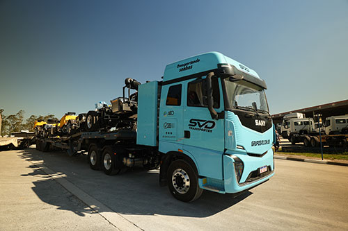 Empresa inicia operação experimental com caminhão 100% elétrico da SANY em rotas fixas no Estado de São Paulo Modelo SE 437 kWh Composite, com tração 6x4, possui autonomia de até 400 quilômetros