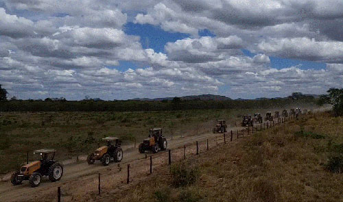 Imersão tecnológica e tradição: no segundo dia, expedição de tratores percorre 87km pelo oeste baiano e chega à Fazenda Busato