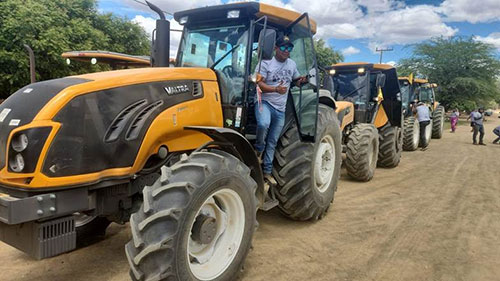 Imersão tecnológica e tradição: no segundo dia, expedição de tratores percorre 87km pelo oeste baiano e chega à Fazenda Busato